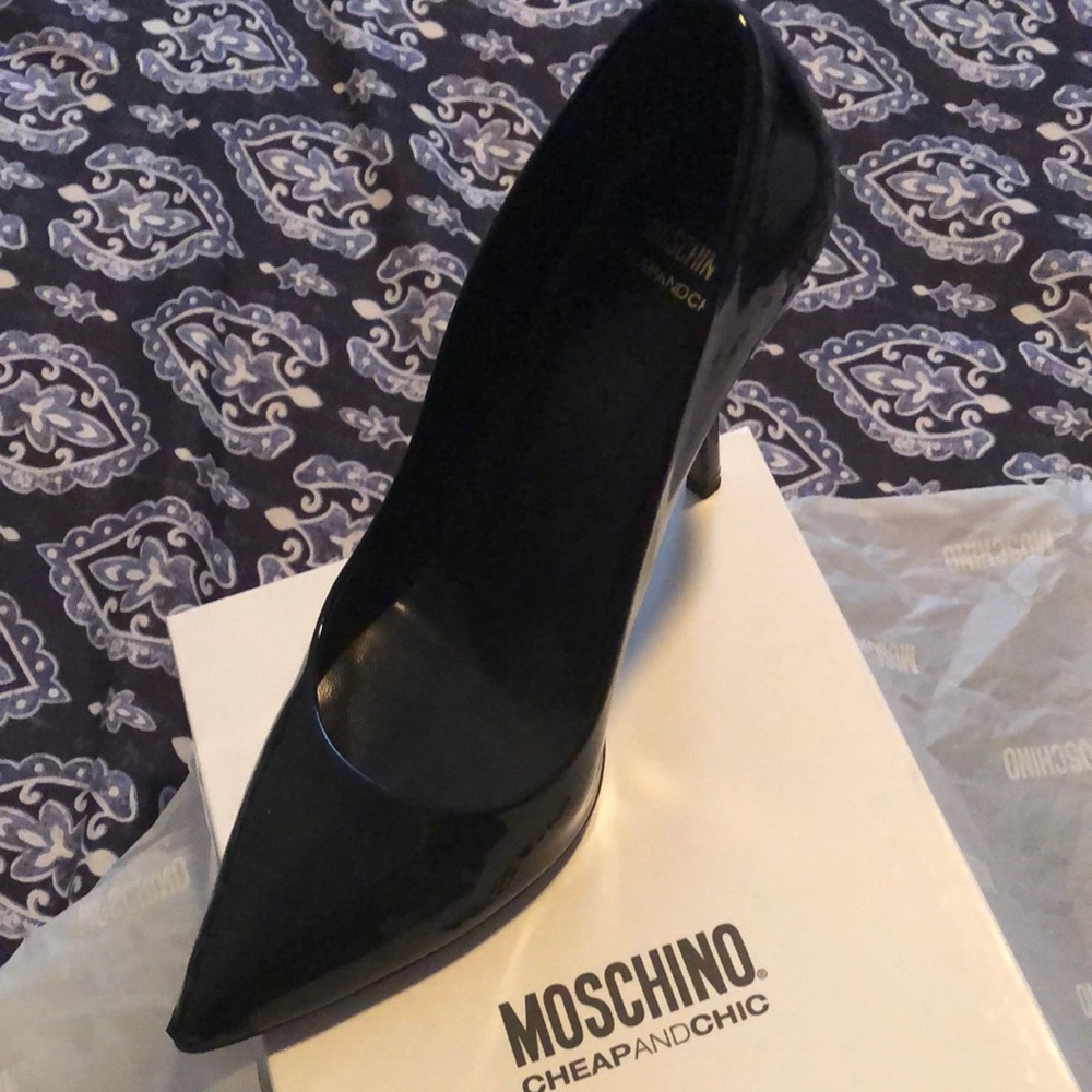 Super sexy Moschino heels! 🖤